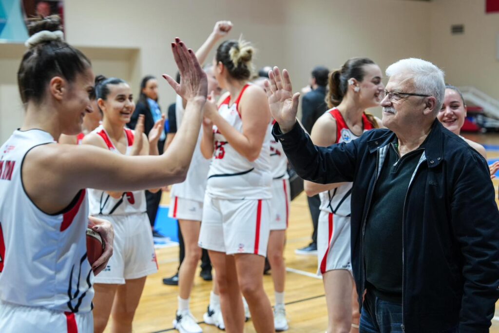 2024-2025 TKBL 17. hafta müsabakasında Aslan Yol Burhaniye Belediyespor, Emlak Konut Gelişim'i taraftarı önünde 70-51'lik skorla mağlup ederek puanını 25'e yükseltti.