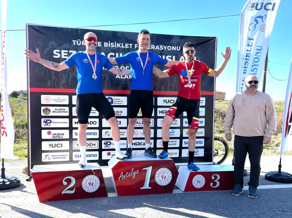 Antalya’nın Alanya ilçesinde gerçekleştirilen Türkiye Bisiklet Kupası yarışlarına katılan Mudanya Belediyesi sporcuları Gökhan Uzuntaş ve Muhammed Yıldız üç günde dört madalya kazanarak Mudanya’ya gurur yaşattı.
