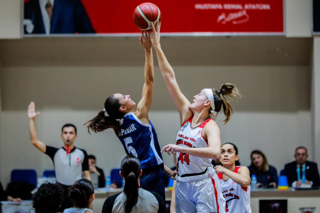 2024-2025 TKBL 17. hafta müsabakasında Aslan Yol Burhaniye Belediyespor, Emlak Konut Gelişim'i taraftarı önünde 70-51'lik skorla mağlup ederek puanını 25'e yükseltti.