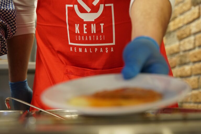 Kemalpaşa Belediyesi tarafından hayata geçirilen Kent Lokantası, vatandaşlar tarafından yoğun ilgi görüyor.