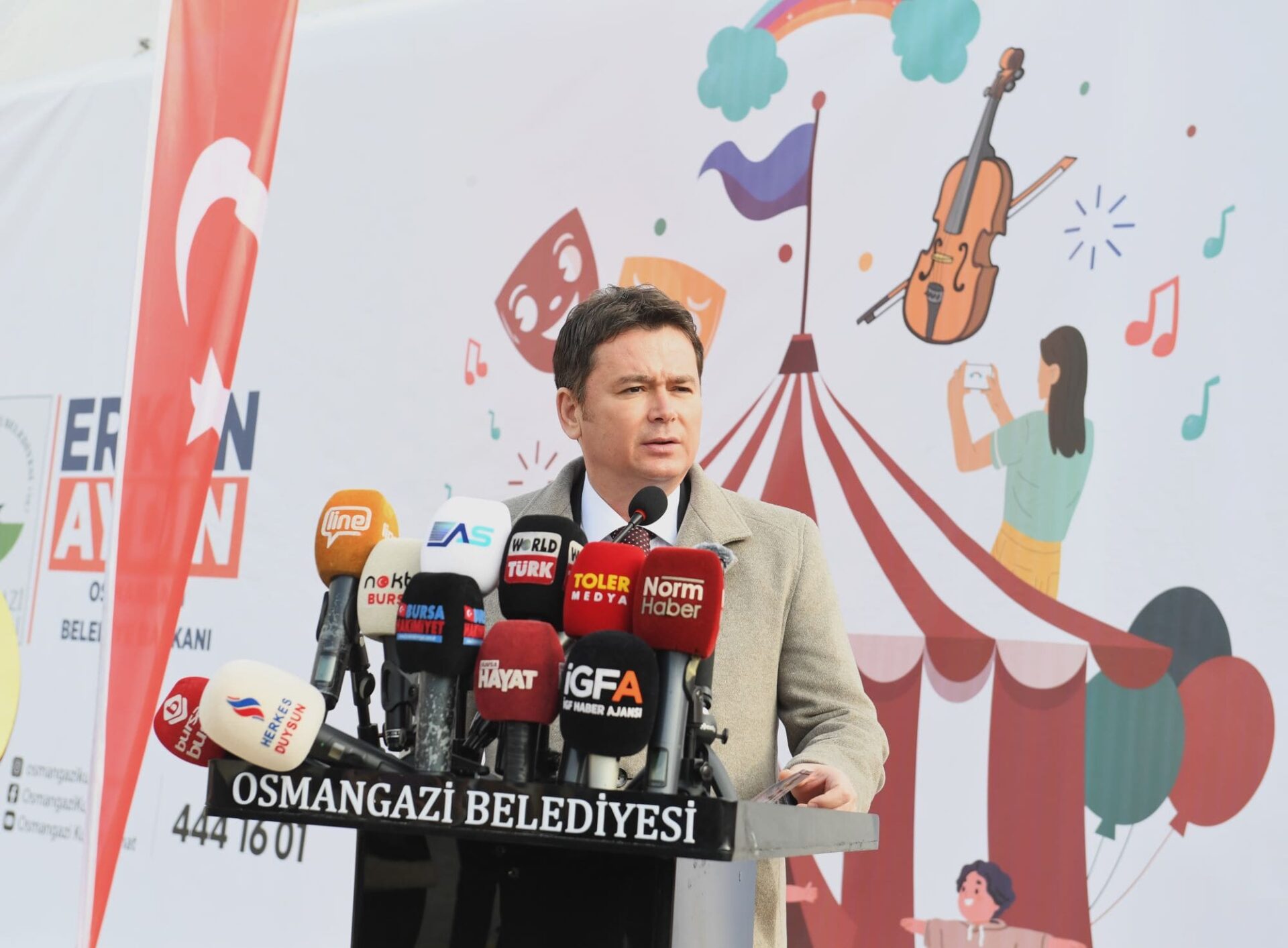 Osmangazi Belediyesi’nin sömestr tatili boyunca 2 mahallede kuracağı Çadır Sanat Merkezi ve Kütüphanesi’nde 7’den 70’e herkese eğlenerek güzel vakit geçirecek. Yunuseli Pazar Alanı’nda kurulan Çadır Kültür Sanat Merkezi ve Kütüphanesi’nin açılışını Osmangazi Belediye Başkanı Erkan Aydın düzenlenen törenle gerçekleştirdi.