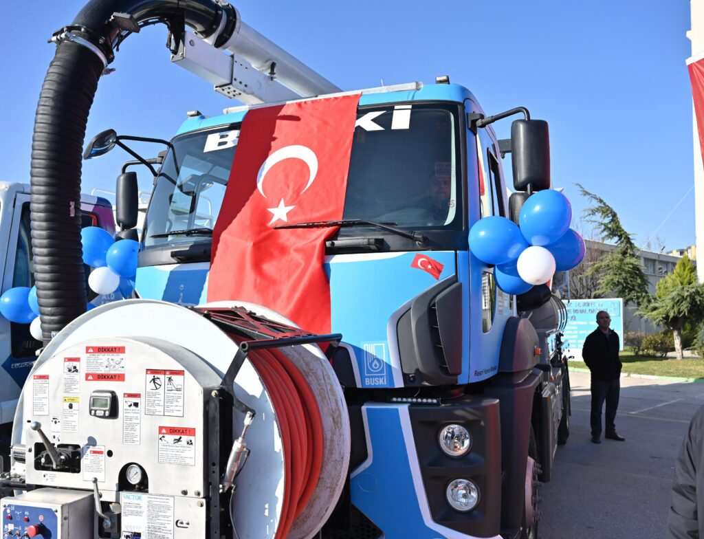 Bursa Büyükşehir Belediyesi, daha güçlü ve etkin bir altyapı hizmeti sunma hedefiyle BUSKİ Genel Müdürlüğü’nün araç filosuna 110 milyonluk yatırımla 6 adet jetting aracı, 2 adet kanal açma aracı ve 35 ton kapasiteli mobil vinç ekledi. Kentin altyapısını güçlendirmek adına önemli bir adım attıklarını belirten Başkan Mustafa Bozbey, BUSKİ'nin araç filosuna kazandırdıkları yeni araçların yaşam kalitesini artırma ve kentin geleceğini daha güvenli kılma kararlılıklarının somut bir göstergesi olduğunu söyledi.