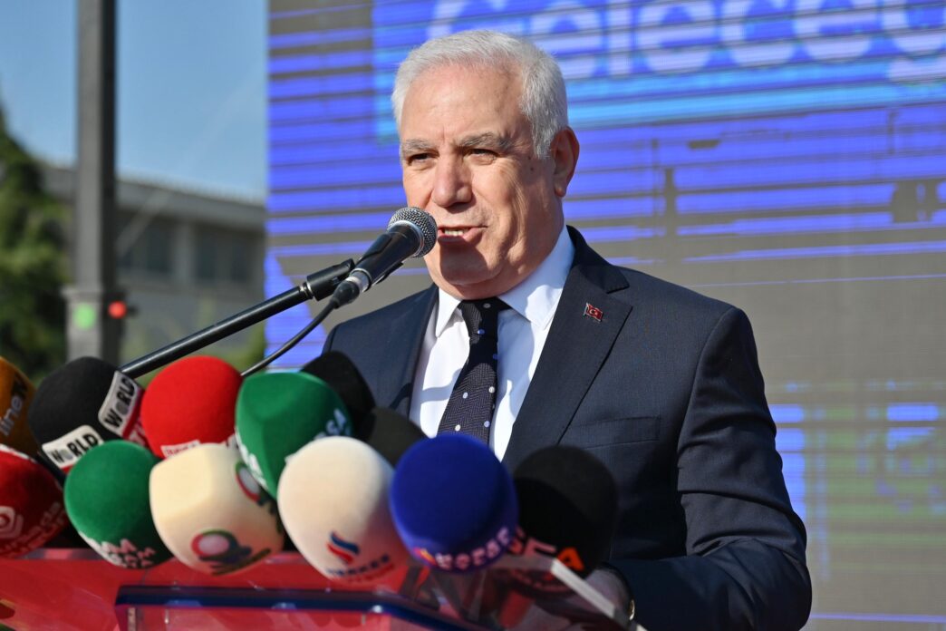 Bursa Büyükşehir Belediyesi, daha güçlü ve etkin bir altyapı hizmeti sunma hedefiyle BUSKİ Genel Müdürlüğü’nün araç filosuna 110 milyonluk yatırımla 6 adet jetting aracı, 2 adet kanal açma aracı ve 35 ton kapasiteli mobil vinç ekledi. Kentin altyapısını güçlendirmek adına önemli bir adım attıklarını belirten Başkan Mustafa Bozbey, BUSKİ'nin araç filosuna kazandırdıkları yeni araçların yaşam kalitesini artırma ve kentin geleceğini daha güvenli kılma kararlılıklarının somut bir göstergesi olduğunu söyledi.