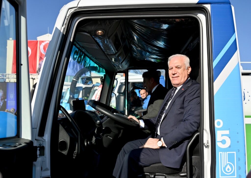 Bursa Büyükşehir Belediyesi, daha güçlü ve etkin bir altyapı hizmeti sunma hedefiyle BUSKİ Genel Müdürlüğü’nün araç filosuna 110 milyonluk yatırımla 6 adet jetting aracı, 2 adet kanal açma aracı ve 35 ton kapasiteli mobil vinç ekledi. Kentin altyapısını güçlendirmek adına önemli bir adım attıklarını belirten Başkan Mustafa Bozbey, BUSKİ'nin araç filosuna kazandırdıkları yeni araçların yaşam kalitesini artırma ve kentin geleceğini daha güvenli kılma kararlılıklarının somut bir göstergesi olduğunu söyledi.