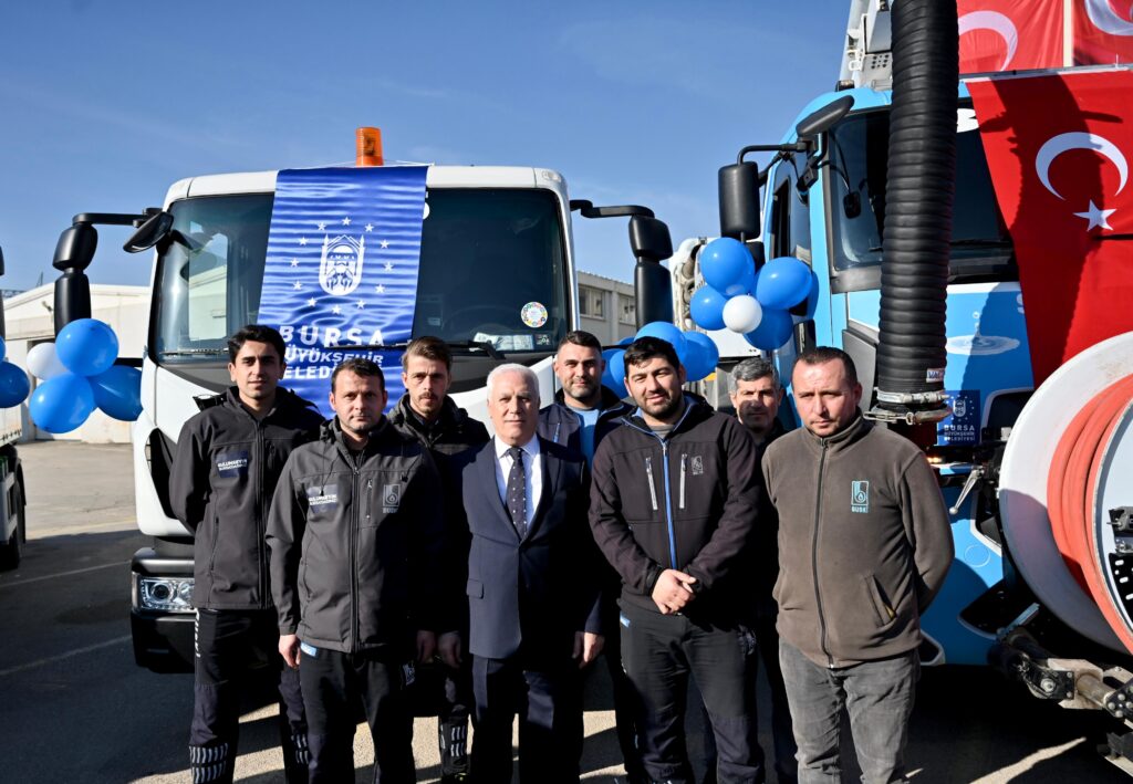 Bursa Büyükşehir Belediyesi, daha güçlü ve etkin bir altyapı hizmeti sunma hedefiyle BUSKİ Genel Müdürlüğü’nün araç filosuna 110 milyonluk yatırımla 6 adet jetting aracı, 2 adet kanal açma aracı ve 35 ton kapasiteli mobil vinç ekledi. Kentin altyapısını güçlendirmek adına önemli bir adım attıklarını belirten Başkan Mustafa Bozbey, BUSKİ'nin araç filosuna kazandırdıkları yeni araçların yaşam kalitesini artırma ve kentin geleceğini daha güvenli kılma kararlılıklarının somut bir göstergesi olduğunu söyledi.