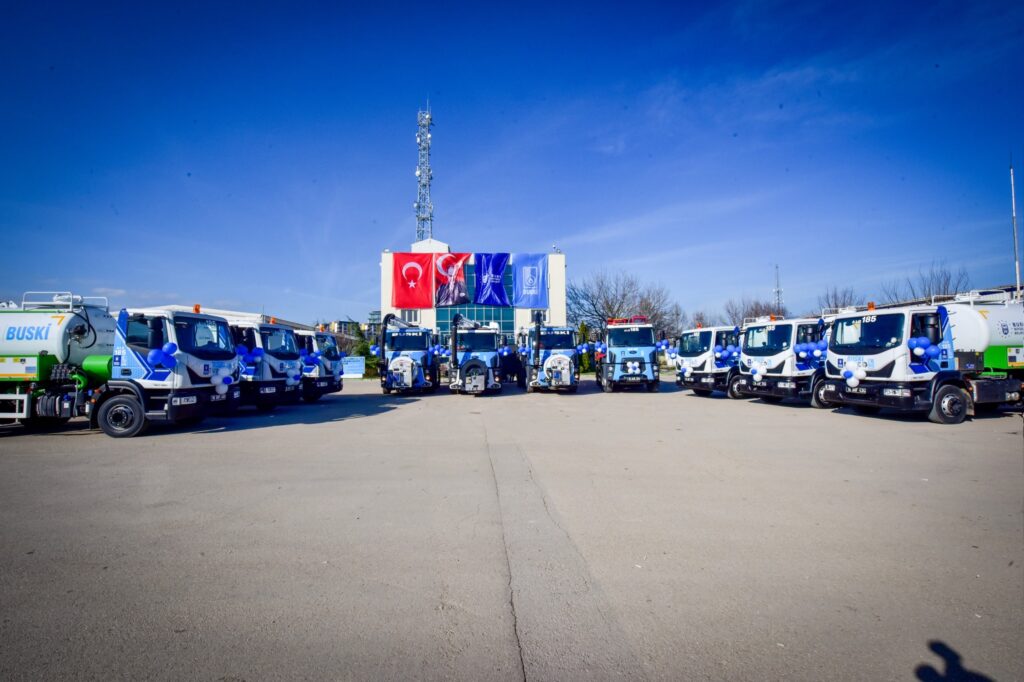 Bursa Büyükşehir Belediyesi, daha güçlü ve etkin bir altyapı hizmeti sunma hedefiyle BUSKİ Genel Müdürlüğü’nün araç filosuna 110 milyonluk yatırımla 6 adet jetting aracı, 2 adet kanal açma aracı ve 35 ton kapasiteli mobil vinç ekledi. Kentin altyapısını güçlendirmek adına önemli bir adım attıklarını belirten Başkan Mustafa Bozbey, BUSKİ'nin araç filosuna kazandırdıkları yeni araçların yaşam kalitesini artırma ve kentin geleceğini daha güvenli kılma kararlılıklarının somut bir göstergesi olduğunu söyledi.