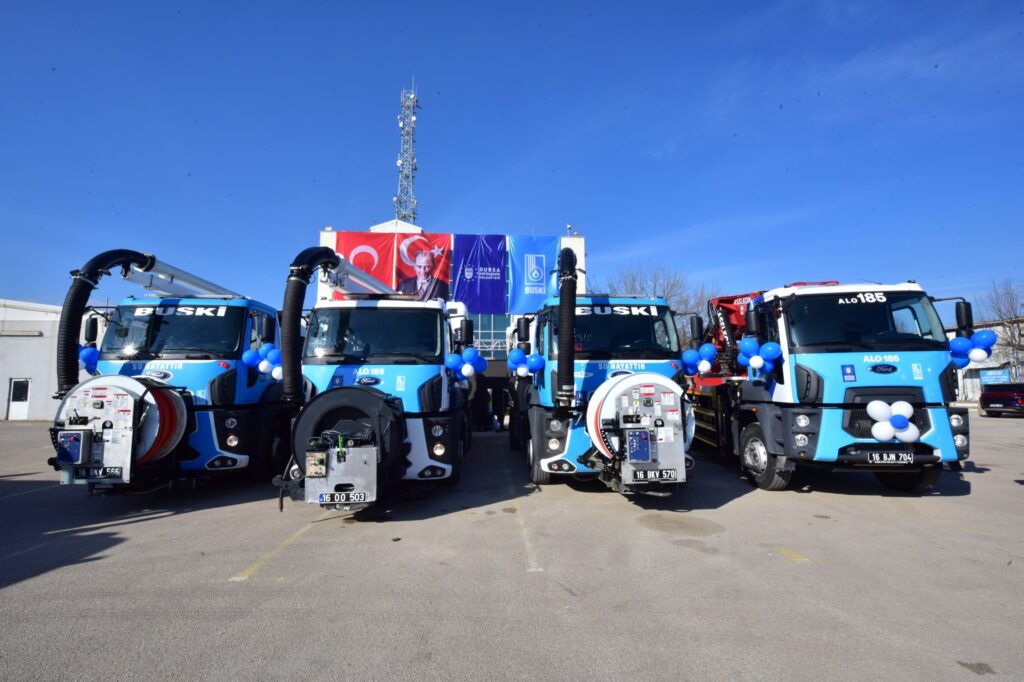 Bursa Büyükşehir Belediyesi, daha güçlü ve etkin bir altyapı hizmeti sunma hedefiyle BUSKİ Genel Müdürlüğü’nün araç filosuna 110 milyonluk yatırımla 6 adet jetting aracı, 2 adet kanal açma aracı ve 35 ton kapasiteli mobil vinç ekledi. Kentin altyapısını güçlendirmek adına önemli bir adım attıklarını belirten Başkan Mustafa Bozbey, BUSKİ'nin araç filosuna kazandırdıkları yeni araçların yaşam kalitesini artırma ve kentin geleceğini daha güvenli kılma kararlılıklarının somut bir göstergesi olduğunu söyledi.