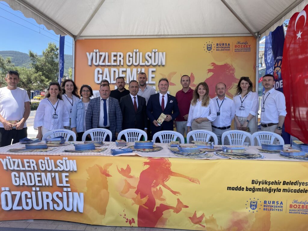 Bursa Büyükşehir BELEDİYESİ bünyesinde çalışmalarını sürdüren Gençlik ve Aile Destek Merkezi (GADEM), 1 Nisan 2024’ten bu yana 597 bağımlı ve bağımlı yakınıyla toplam 2525 bireysel görüşme gerçekleştirdi. Danışanların AMATEM ve ÇEMATEM’de tedavi görmeleri için ulaşım desteği verilirken, düzenlenen eğitim ve seminerlerle de farkındalık oluşturuldu.