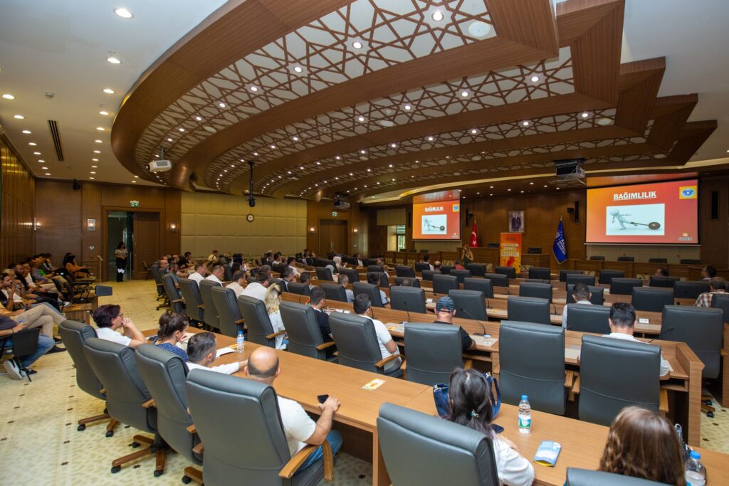 Bursa Büyükşehir BELEDİYESİ bünyesinde çalışmalarını sürdüren Gençlik ve Aile Destek Merkezi (GADEM), 1 Nisan 2024’ten bu yana 597 bağımlı ve bağımlı yakınıyla toplam 2525 bireysel görüşme gerçekleştirdi. Danışanların AMATEM ve ÇEMATEM’de tedavi görmeleri için ulaşım desteği verilirken, düzenlenen eğitim ve seminerlerle de farkındalık oluşturuldu.