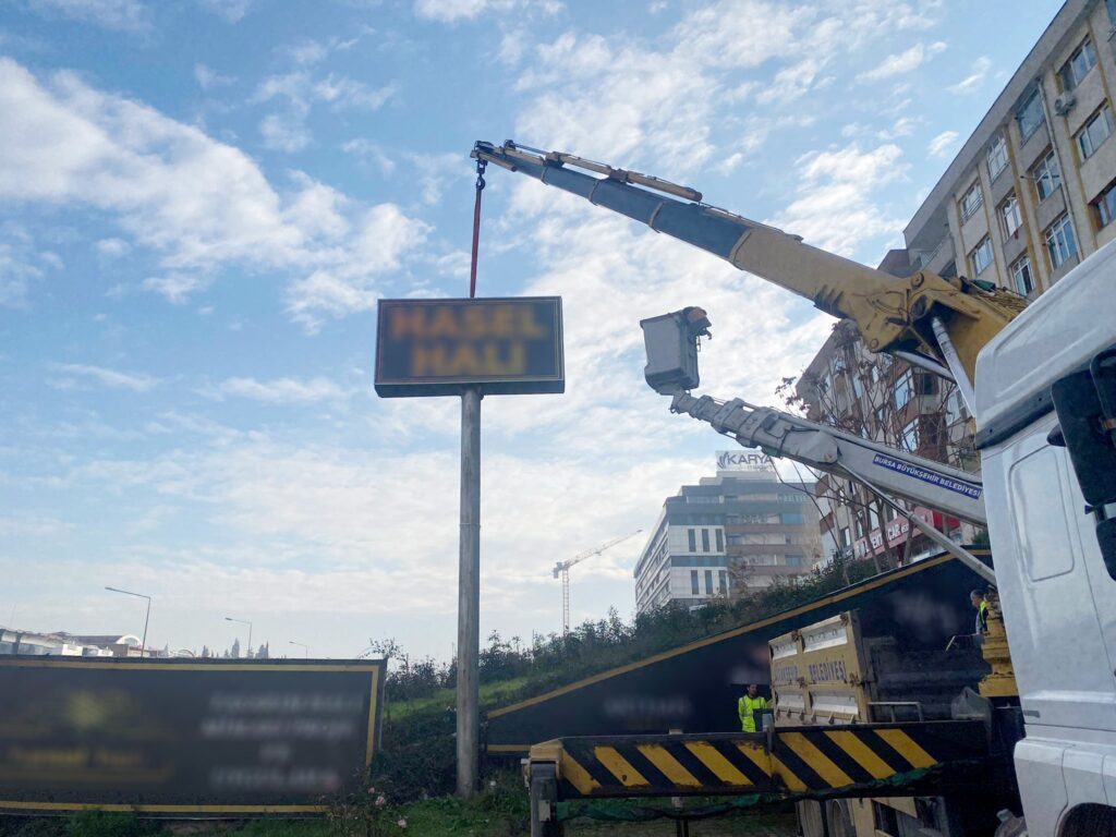 Bursa’yı daha yaşanabilir ve estetik hale getirmek için çalışmalarını sürdüren Büyükşehir Belediyesi, İzmir Yolu Beşevler bölgesinde yönetmeliğe uymayan tabela, afiş ve totemleri kaldırdı.