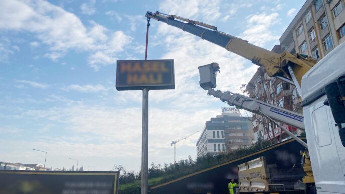 Bursa’yı daha yaşanabilir ve estetik hale getirmek için çalışmalarını sürdüren Büyükşehir Belediyesi, İzmir Yolu Beşevler bölgesinde yönetmeliğe uymayan tabela, afiş ve totemleri kaldırdı.