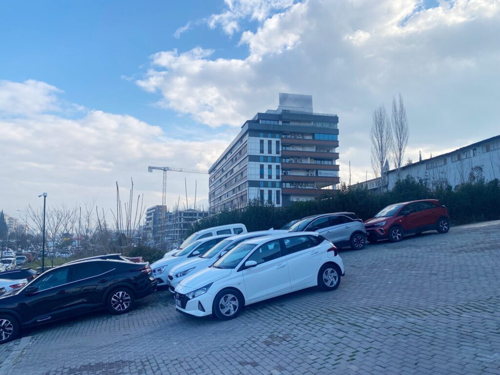 Bursa’yı daha yaşanabilir ve estetik hale getirmek için çalışmalarını sürdüren Büyükşehir Belediyesi, İzmir Yolu Beşevler bölgesinde yönetmeliğe uymayan tabela, afiş ve totemleri kaldırdı.