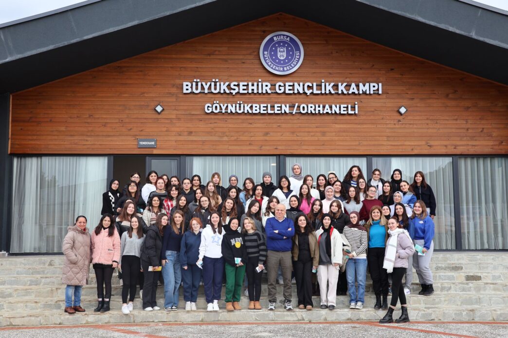 Bursa Büyükşehir Belediyesi tarafından Orhaneli Göynükbelen Gençlik Kampı’nda düzenlenen başarı ve motivasyon kampı, gençlerin yoğun katılımıyla devam ediyor.