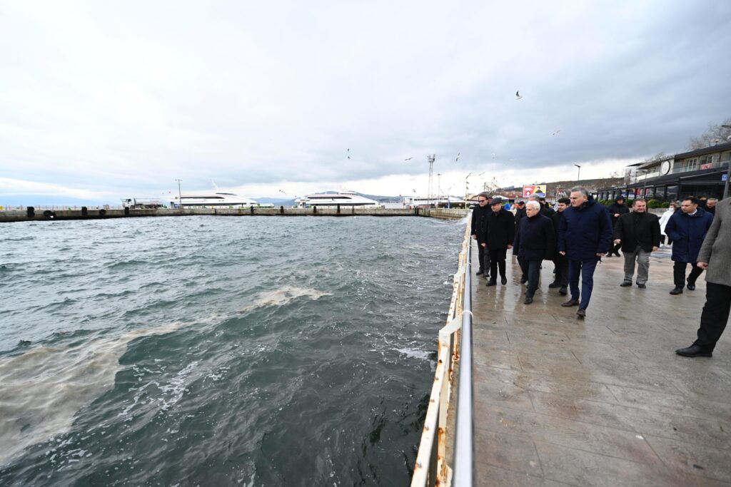  Marmara Belediyeler Birliği (MBB) ve Bursa Büyükşehir Belediye Başkanı Mustafa Bozbey, Marmara Denizi'nde tekrar görülmeye başlanan müsilaj tehdidine dikkat çekti. Gemlik Körfezi'nde incelemelerde bulunan Başkan Bozbey, atık yönetimi konusunda ciddi bir strateji geliştirilmesi gerektiğinin altını çizdi.