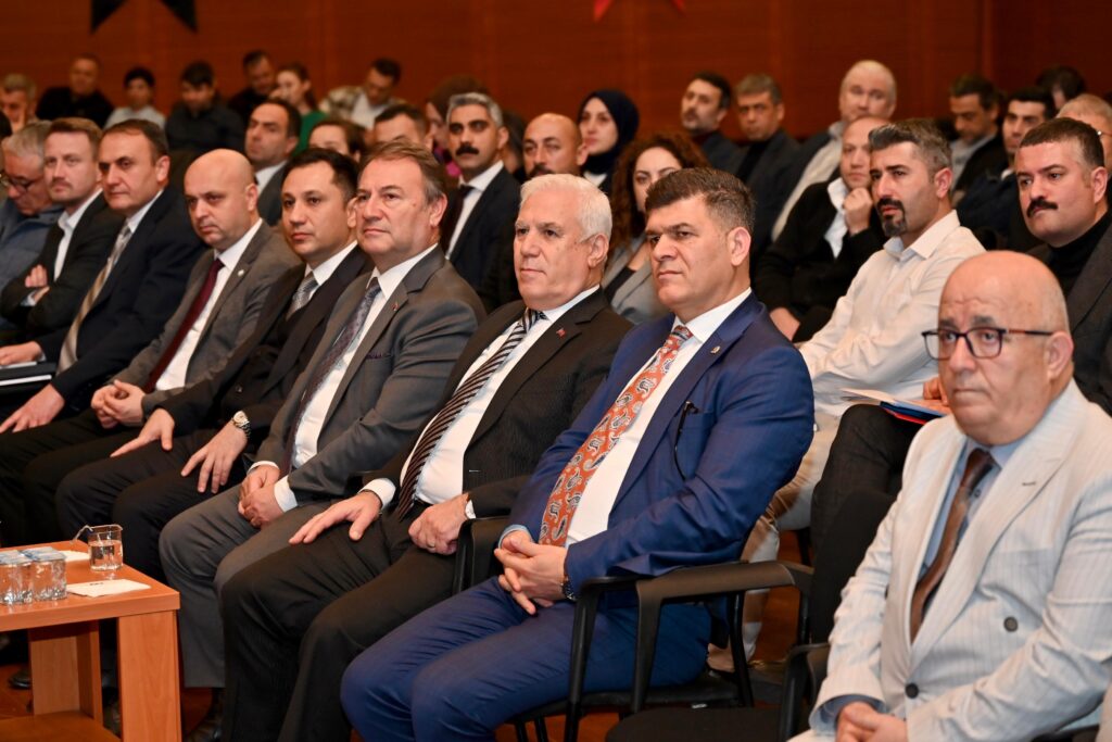 Marmara Belediyeler Birliği (MBB) ve Bursa Büyükşehir Belediye Başkanı Mustafa Bozbey, çevre yönetiminin sürdürülebilirliğinin önemine vurgu yaptı. Katı atık bedellerinin su faturaları üzerinden tahsil edildiğini hatırlatan Başkan Bozbey, “Bedelin su şirketleriyle değil, emlak vergileri üzerinden tahsil edilmesinin doğru olduğunu düşünüyorum” dedi.