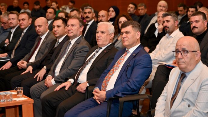 Marmara Belediyeler Birliği (MBB) ve Bursa Büyükşehir Belediye Başkanı Mustafa Bozbey, çevre yönetiminin sürdürülebilirliğinin önemine vurgu yaptı. Katı atık bedellerinin su faturaları üzerinden tahsil edildiğini hatırlatan Başkan Bozbey, “Bedelin su şirketleriyle değil, emlak vergileri üzerinden tahsil edilmesinin doğru olduğunu düşünüyorum” dedi.