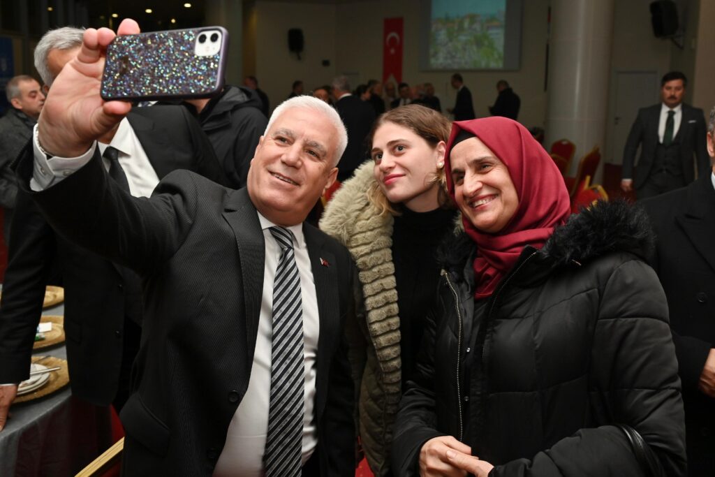 Bursa Büyükşehir Belediye Başkanı Mustafa Bozbey, Balkan ve Rumeli dernek ve sivil toplum kuruluşlarının temsilcileriyle bir araya geldi. Bursa’nın bir Balkan şehri olduğunu söyleyen Başkan Bozbey, uzun yıllardır konuşulan Balkan Enstitüsü’nü bu dönemde hayata geçirmek istediklerini belirtti.