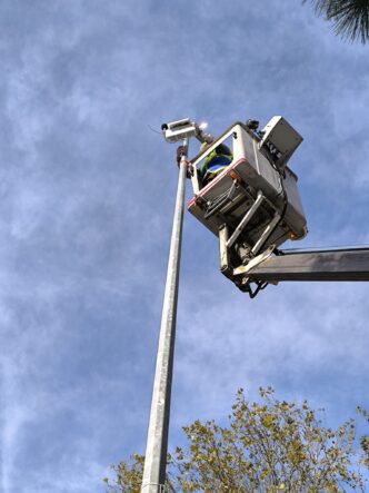 Bursa’da hava kirliliğini ve çevresel gürültüyü azaltarak halkın yaşam kalitesini yükseltmeyi amaçlayan Bursa Büyükşehir Belediyesi, hava ve gürültü kirliliğinin tespitine yönelik mobil izleme ağı oluşturdu. Toplam 24 adet mobil hava kalitesi ölçüm cihazından elde edilen veriler, Büyükşehir Belediyesi’nin internet sitesinden vatandaşlarla anlık olarak paylaşılıyor.