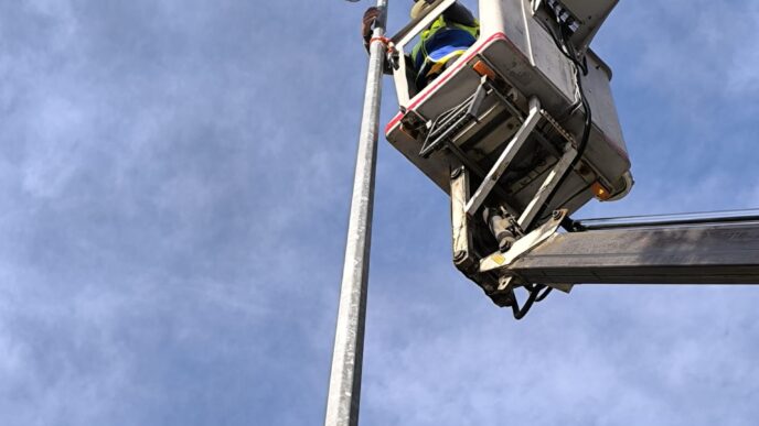 Bursa’da hava kirliliğini ve çevresel gürültüyü azaltarak halkın yaşam kalitesini yükseltmeyi amaçlayan Bursa Büyükşehir Belediyesi, hava ve gürültü kirliliğinin tespitine yönelik mobil izleme ağı oluşturdu. Toplam 24 adet mobil hava kalitesi ölçüm cihazından elde edilen veriler, Büyükşehir Belediyesi’nin internet sitesinden vatandaşlarla anlık olarak paylaşılıyor.