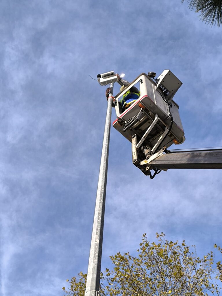 Bursa’da hava kirliliğini ve çevresel gürültüyü azaltarak halkın yaşam kalitesini yükseltmeyi amaçlayan Bursa Büyükşehir Belediyesi, hava ve gürültü kirliliğinin tespitine yönelik mobil izleme ağı oluşturdu. Toplam 24 adet mobil hava kalitesi ölçüm cihazından elde edilen veriler, Büyükşehir Belediyesi’nin internet sitesinden vatandaşlarla anlık olarak paylaşılıyor.