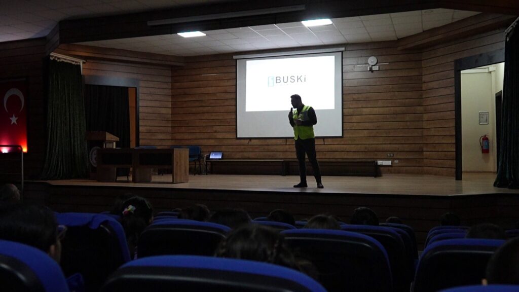 Bursa Büyükşehir Belediyesi iştiraki BUSKİ ve İl Milli Eğitim Müdürlüğü tarafından hayata geçirilen ‘Su tasarrufu bilinci ve kültürü projesi’ kapsamında, anaokulu ve ilkokul öğrencilerine suyun verimli kullanımı konusunda eğitimler veriliyor.