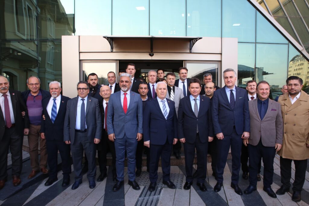 Bursa Büyükşehir Belediye Başkanı Mustafa Bozbey, Çevre, Şehircilik ve İklim Değişikliği İl Müdürlüğü’nün Doğu Arıtma Tesisi üzerinden kendilerine ceza kesmesi üzerine açıklamalarda bulundu. 9 aydır yetkilileri defalarca göreve davet ettiklerini anlatan Başkan Bozbey, çevreyi kirleten işletmeleri bildikleri halde üzerine gitmeyip, ceza kesmeyip, kapatma işlemi yapmadıklarını belirtti. Başkan Bozbey, “Ben yakında nereler olduğunu açıklayacağım. Sizler hangi kirleticilerin olduğunu biliyorsunuz. O yüzden göreve davet ediyorum” dedi.