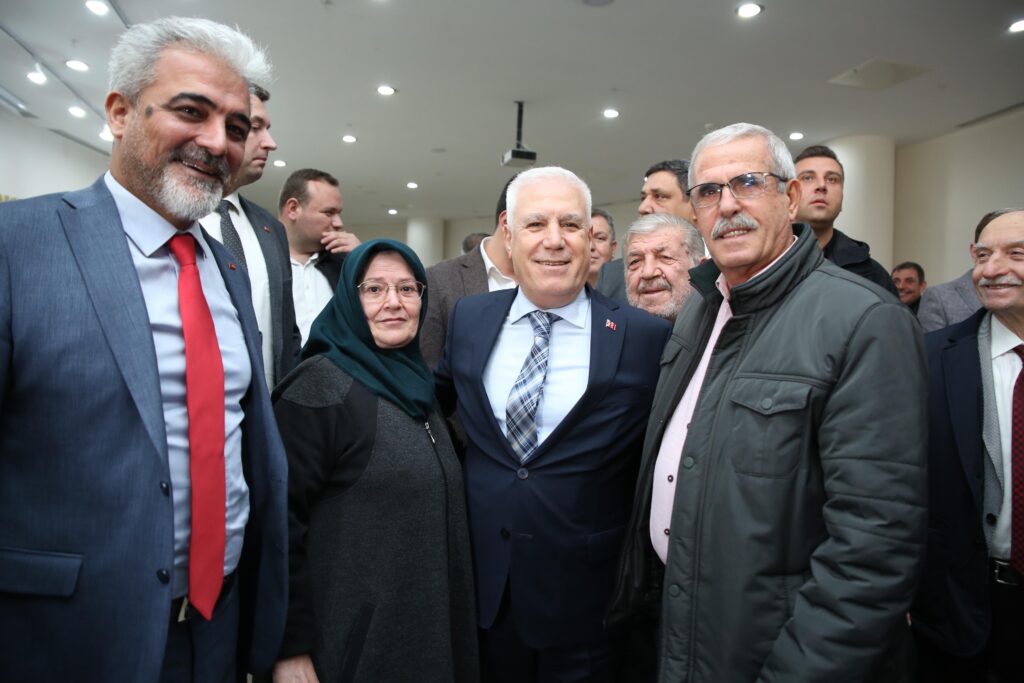 Bursa Büyükşehir Belediye Başkanı Mustafa Bozbey, Çevre, Şehircilik ve İklim Değişikliği İl Müdürlüğü’nün Doğu Arıtma Tesisi üzerinden kendilerine ceza kesmesi üzerine açıklamalarda bulundu. 9 aydır yetkilileri defalarca göreve davet ettiklerini anlatan Başkan Bozbey, çevreyi kirleten işletmeleri bildikleri halde üzerine gitmeyip, ceza kesmeyip, kapatma işlemi yapmadıklarını belirtti. Başkan Bozbey, “Ben yakında nereler olduğunu açıklayacağım. Sizler hangi kirleticilerin olduğunu biliyorsunuz. O yüzden göreve davet ediyorum” dedi.