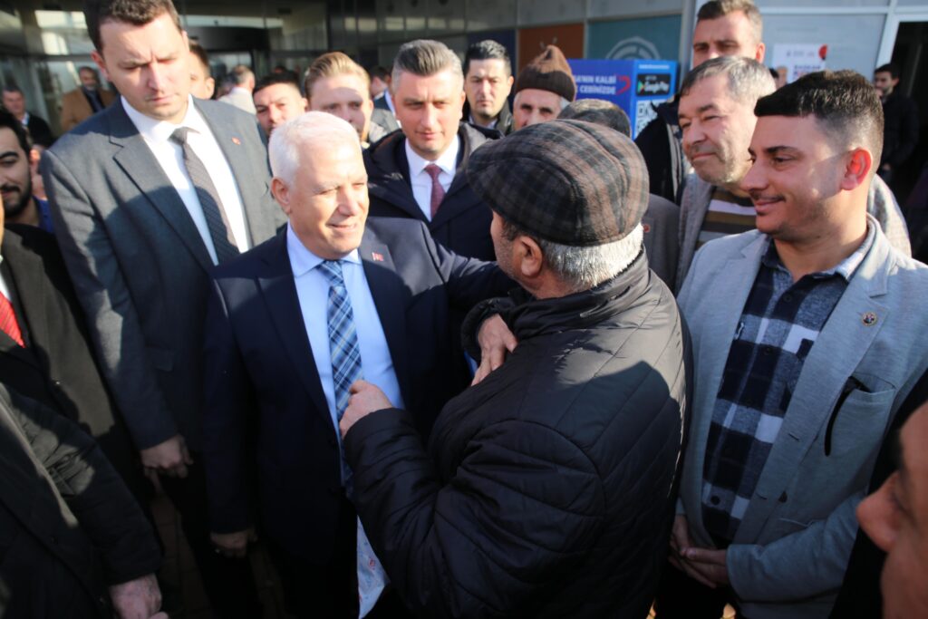 Bursa Büyükşehir Belediye Başkanı Mustafa Bozbey, Çevre, Şehircilik ve İklim Değişikliği İl Müdürlüğü’nün Doğu Arıtma Tesisi üzerinden kendilerine ceza kesmesi üzerine açıklamalarda bulundu. 9 aydır yetkilileri defalarca göreve davet ettiklerini anlatan Başkan Bozbey, çevreyi kirleten işletmeleri bildikleri halde üzerine gitmeyip, ceza kesmeyip, kapatma işlemi yapmadıklarını belirtti. Başkan Bozbey, “Ben yakında nereler olduğunu açıklayacağım. Sizler hangi kirleticilerin olduğunu biliyorsunuz. O yüzden göreve davet ediyorum” dedi.