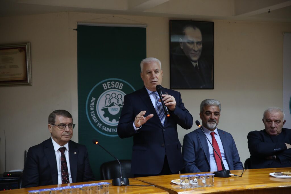 Bursa Büyükşehir Belediye Başkanı Mustafa Bozbey, Çevre, Şehircilik ve İklim Değişikliği İl Müdürlüğü’nün Doğu Arıtma Tesisi üzerinden kendilerine ceza kesmesi üzerine açıklamalarda bulundu. 9 aydır yetkilileri defalarca göreve davet ettiklerini anlatan Başkan Bozbey, çevreyi kirleten işletmeleri bildikleri halde üzerine gitmeyip, ceza kesmeyip, kapatma işlemi yapmadıklarını belirtti. Başkan Bozbey, “Ben yakında nereler olduğunu açıklayacağım. Sizler hangi kirleticilerin olduğunu biliyorsunuz. O yüzden göreve davet ediyorum” dedi.