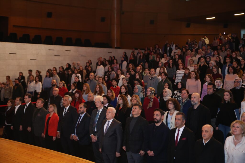 Bursa Büyükşehir Belediyesi tarafından düzenlenen ‘Eğitimde Yeni Yaklaşımlar’ konferansında konuşan Başkan Mustafa Bozbey, “Öğretmenlerimiz geleceği inşa etme yolundaki en önemli rehberlerimizdir. Ve sevgili gençler, başarıya giden yolda, attığınız her adımda daima yanınızdayız” dedi.