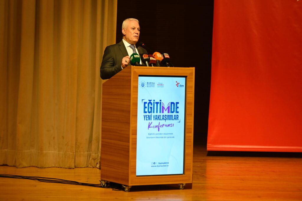 Bursa Büyükşehir Belediyesi tarafından düzenlenen ‘Eğitimde Yeni Yaklaşımlar’ konferansında konuşan Başkan Mustafa Bozbey, “Öğretmenlerimiz geleceği inşa etme yolundaki en önemli rehberlerimizdir. Ve sevgili gençler, başarıya giden yolda, attığınız her adımda daima yanınızdayız” dedi.