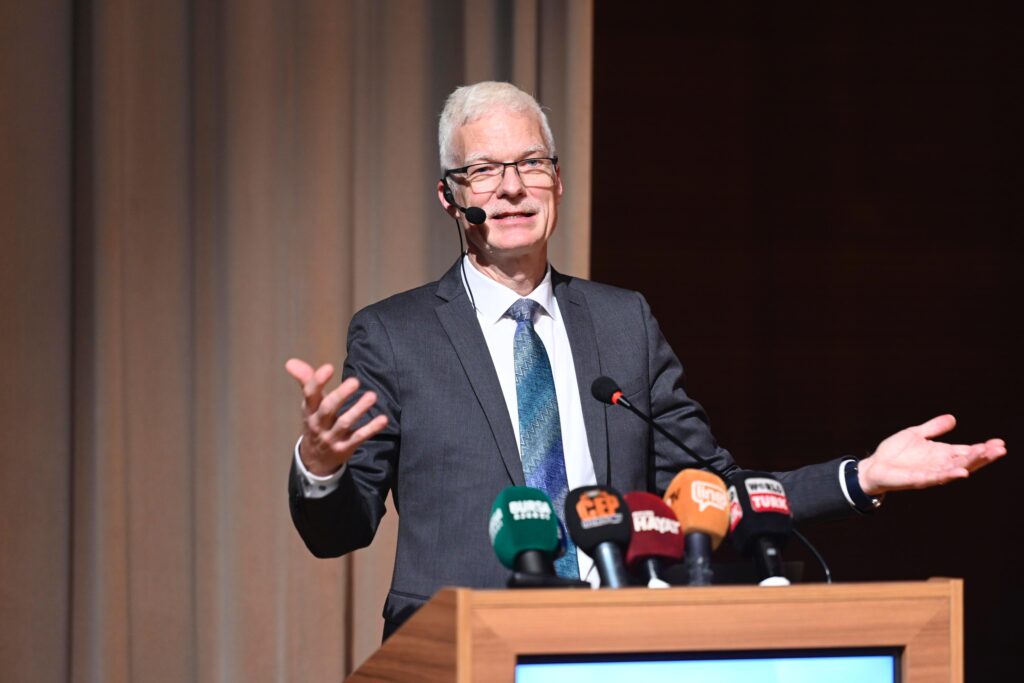 Bursa Büyükşehir Belediyesi tarafından düzenlenen ‘Eğitimde Yeni Yaklaşımlar’ konferansında konuşan Başkan Mustafa Bozbey, “Öğretmenlerimiz geleceği inşa etme yolundaki en önemli rehberlerimizdir. Ve sevgili gençler, başarıya giden yolda, attığınız her adımda daima yanınızdayız” dedi.