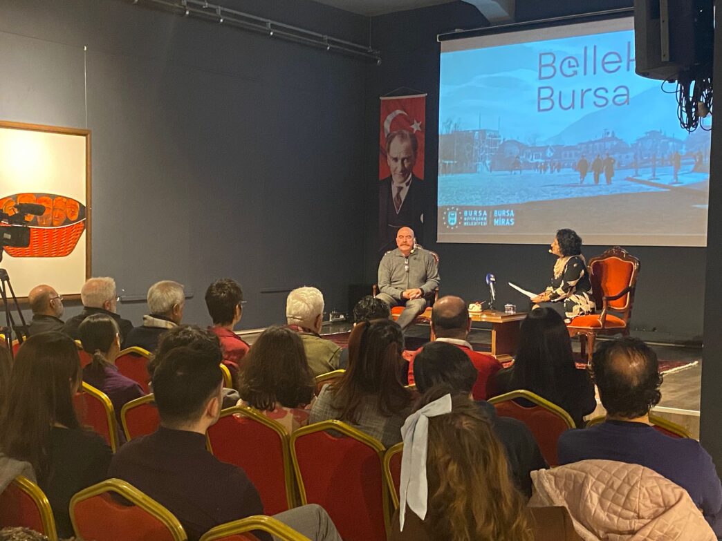  Bursa Büyükşehir Belediyesi tarafından geçmişten günümüze kaybolan kültürel mirası kayıt altına alma çalışmaları kapsamında başlatılan ‘Bursa Bellek- Kent Söyleşileri’nin ilk konuğu ünlü yönetmen, senarist ve yapımcı Ezel Akay oldu.