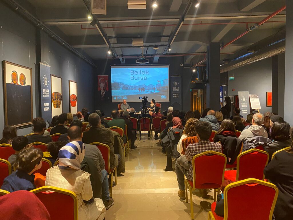  Bursa Büyükşehir Belediyesi tarafından geçmişten günümüze kaybolan kültürel mirası kayıt altına alma çalışmaları kapsamında başlatılan ‘Bursa Bellek- Kent Söyleşileri’nin ilk konuğu ünlü yönetmen, senarist ve yapımcı Ezel Akay oldu.