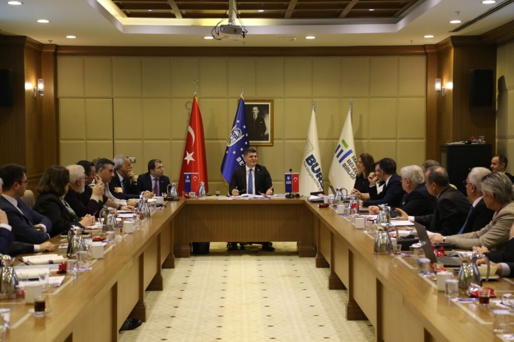 Bursa Büyükşehir Belediyesi Genel Sekreteri Doç. Dr. Ergül Halisçelik başkanlığında bir araya gelen Büyükşehir Belediyesi’nin üst yönetim kadrosu, 2024 yılının genel değerlendirmesini yaparken, Büyükşehir Belediye Başkanı Mustafa Bozbey’in vizyonu çerçevesinde, 2025 yılının yol haritası üzerinde fikir alışverişinde bulundu.