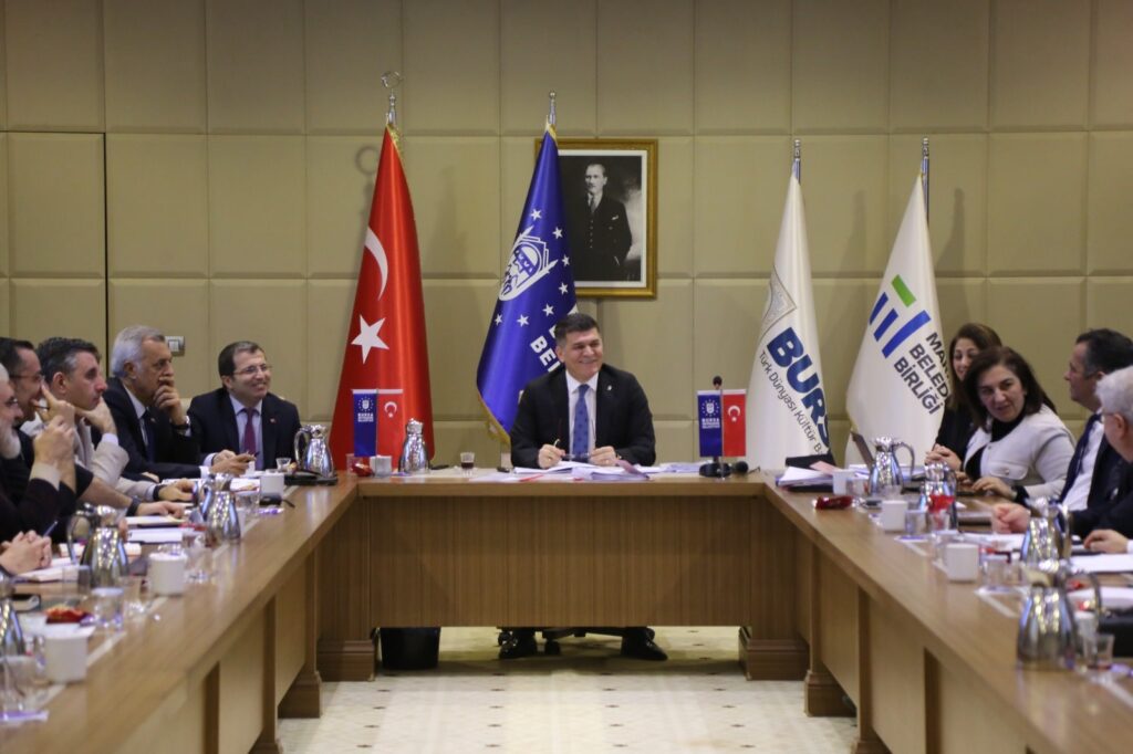 Bursa Büyükşehir Belediyesi Genel Sekreteri Doç. Dr. Ergül Halisçelik başkanlığında bir araya gelen Büyükşehir Belediyesi’nin üst yönetim kadrosu, 2024 yılının genel değerlendirmesini yaparken, Büyükşehir Belediye Başkanı Mustafa Bozbey’in vizyonu çerçevesinde, 2025 yılının yol haritası üzerinde fikir alışverişinde bulundu.
