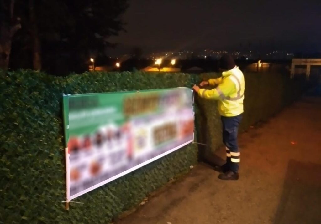 Bursa Büyükşehir Belediyesi, kenti daha estetik ve yaşanabilir hale getirme çalışmaları kapsamında ana arterlerdeki izinsiz afişleri tek tek tespit ederek kaldırdı.