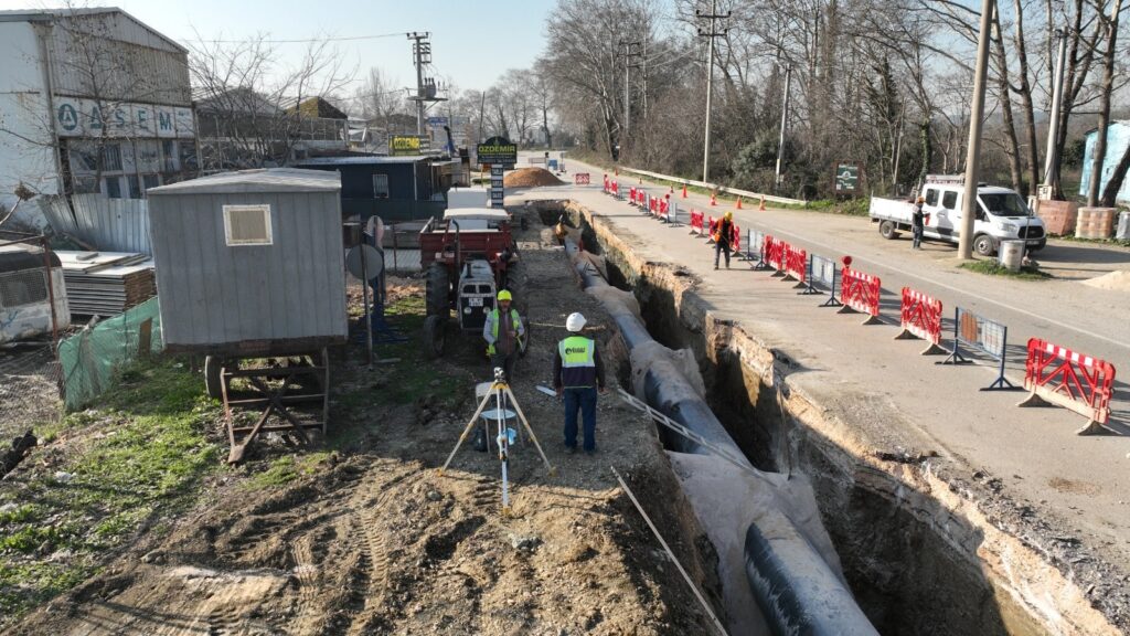 Bursa’ya 2060 yılına kadar susuzluk yaşatmayacak olan ‘Bursa Çınarcık İçme Suyu Projesi’nde çalışmalar tüm hızıyla ilerliyor. Bursa Büyükşehir Belediye Başkanı Mustafa Bozbey, “Çınarcık Barajı tam kapasitesiyle devreye girdiğinde Bursa’nın mevcut günlük içme suyu kapasitesine, 300 bin metreküplük daha arıtılmış içme suyu rezervi sağlamış olacağız” dedi.