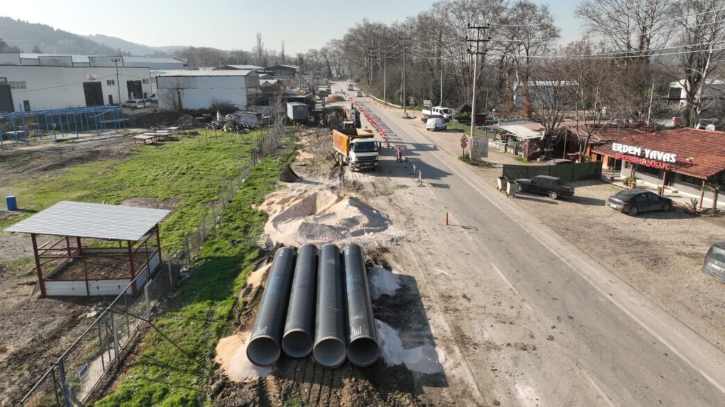 Bursa’ya 2060 yılına kadar susuzluk yaşatmayacak olan ‘Bursa Çınarcık İçme Suyu Projesi’nde çalışmalar tüm hızıyla ilerliyor. Bursa Büyükşehir Belediye Başkanı Mustafa Bozbey, “Çınarcık Barajı tam kapasitesiyle devreye girdiğinde Bursa’nın mevcut günlük içme suyu kapasitesine, 300 bin metreküplük daha arıtılmış içme suyu rezervi sağlamış olacağız” dedi.