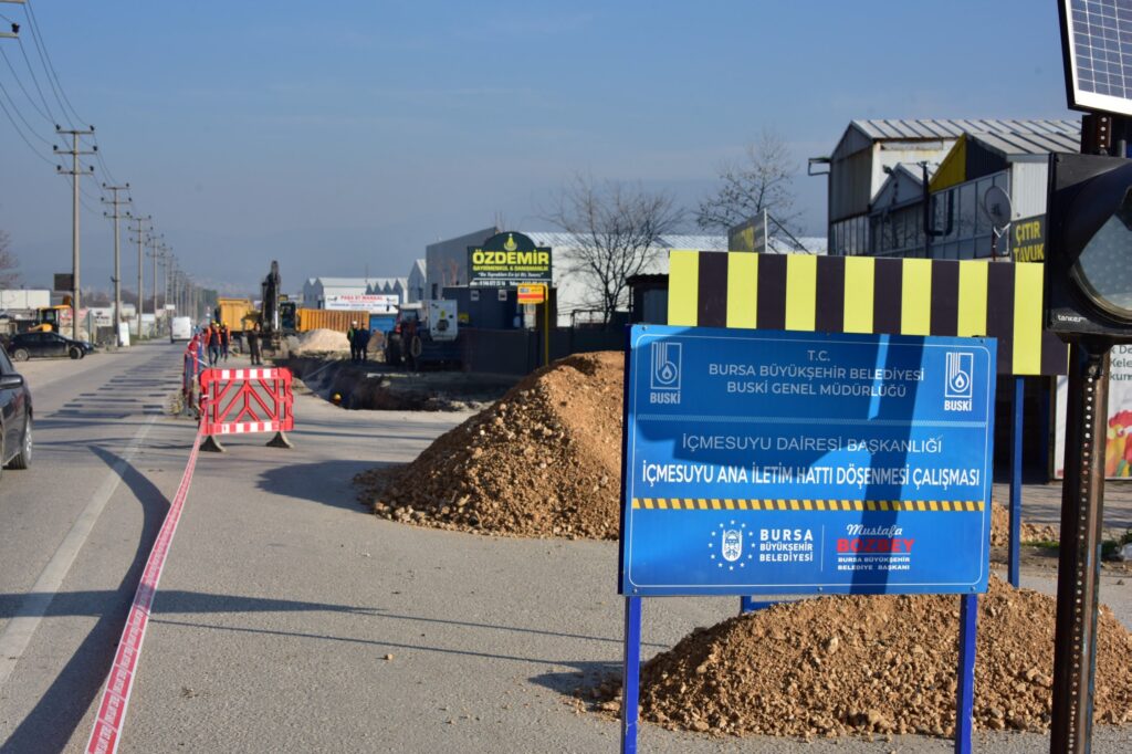 Bursa’ya 2060 yılına kadar susuzluk yaşatmayacak olan ‘Bursa Çınarcık İçme Suyu Projesi’nde çalışmalar tüm hızıyla ilerliyor. Bursa Büyükşehir Belediye Başkanı Mustafa Bozbey, “Çınarcık Barajı tam kapasitesiyle devreye girdiğinde Bursa’nın mevcut günlük içme suyu kapasitesine, 300 bin metreküplük daha arıtılmış içme suyu rezervi sağlamış olacağız” dedi.