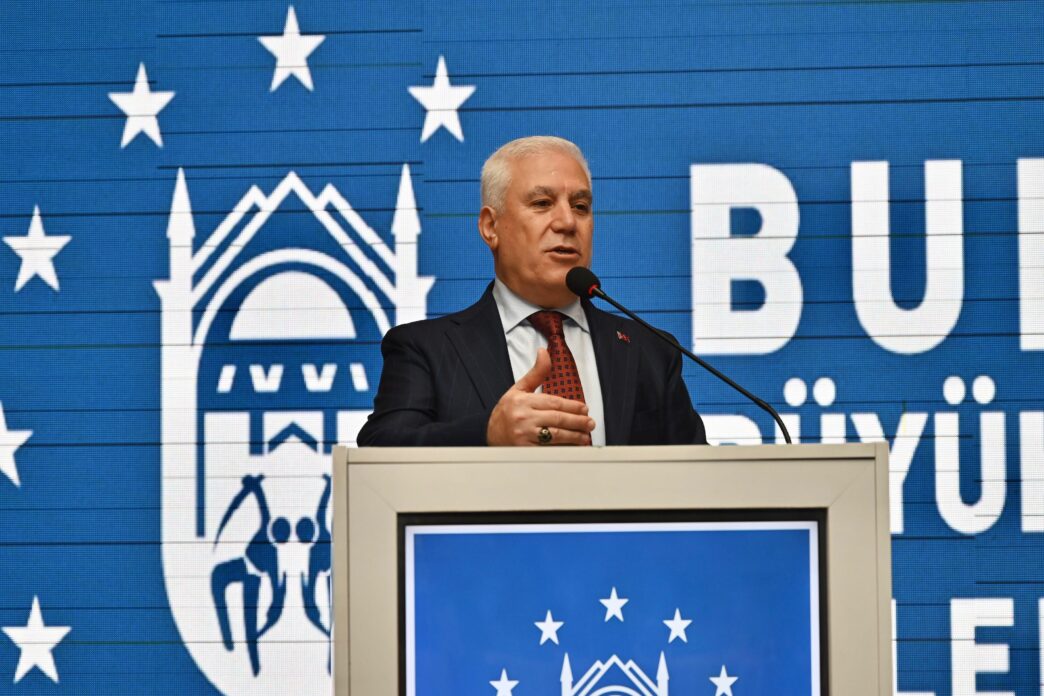 Bursa Büyükşehir Belediye Başkanı Mustafa Bozbey, Türk Parlamenterler Birliği Bursa Şubesi üyesi önceki ve yeni dönem Bursa milletvekilleri ve bakanlarıyla bir araya geldi. Toplantıda, Bursa'nın güncel sorunları ve geleceğe yönelik vizyonu detaylı bir şekilde ele alındı. Başkan Bozbey, "bizlerin güçlü iş birliği ile Bursa’mızda çözemeyeceğimiz hiçbir sorun kalmayacaktır” ifadelerini kullandı.