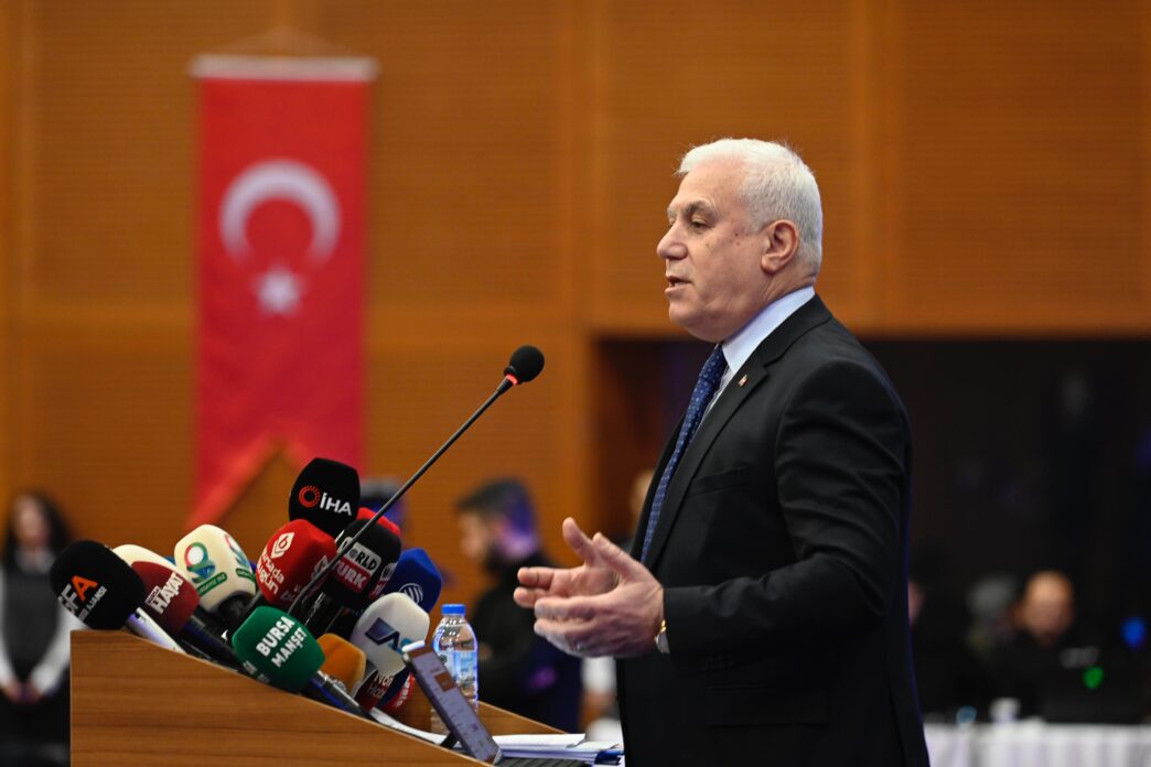 Yeni yılın ilk aylık değerlendirme toplantısında afet yönetimi, çevre yönetimi ve mali yönetim alanlarında yapılan çalışmaları kamuoyuyla paylaşan Bursa Büyükşehir Belediye Başkanı Mustafa Bozbey, gündeme dair de mesajlar verdi. Bolu Kartalkaya’da çıkan yangının herkesi derinden üzdüğünü söyleyen Başkan Bozbey, Uludağ’da bulunan konaklama tesislerinin incelendiğini, raporların Turizm Bakanlığı’na ve ilgili yerlere gönderildiğini açıkladı. Başkan Bozbey, “Uludağ İtfaiye binasında 18 personelimiz ve 3 aracımız var ve 2 dakikada otellere ulaşabiliyorlar. Tespitleri Bakanlığa iletiyoruz, iletmeye devam edeceğiz” dedi.