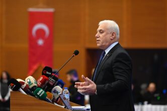 Yeni yılın ilk aylık değerlendirme toplantısında afet yönetimi, çevre yönetimi ve mali yönetim alanlarında yapılan çalışmaları kamuoyuyla paylaşan Bursa Büyükşehir Belediye Başkanı Mustafa Bozbey, gündeme dair de mesajlar verdi. Bolu Kartalkaya’da çıkan yangının herkesi derinden üzdüğünü söyleyen Başkan Bozbey, Uludağ’da bulunan konaklama tesislerinin incelendiğini, raporların Turizm Bakanlığı’na ve ilgili yerlere gönderildiğini açıkladı. Başkan Bozbey, “Uludağ İtfaiye binasında 18 personelimiz ve 3 aracımız var ve 2 dakikada otellere ulaşabiliyorlar. Tespitleri Bakanlığa iletiyoruz, iletmeye devam edeceğiz” dedi.