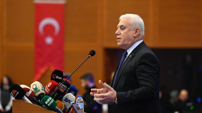 Yeni yılın ilk aylık değerlendirme toplantısında afet yönetimi, çevre yönetimi ve mali yönetim alanlarında yapılan çalışmaları kamuoyuyla paylaşan Bursa Büyükşehir Belediye Başkanı Mustafa Bozbey, gündeme dair de mesajlar verdi. Bolu Kartalkaya’da çıkan yangının herkesi derinden üzdüğünü söyleyen Başkan Bozbey, Uludağ’da bulunan konaklama tesislerinin incelendiğini, raporların Turizm Bakanlığı’na ve ilgili yerlere gönderildiğini açıkladı. Başkan Bozbey, “Uludağ İtfaiye binasında 18 personelimiz ve 3 aracımız var ve 2 dakikada otellere ulaşabiliyorlar. Tespitleri Bakanlığa iletiyoruz, iletmeye devam edeceğiz” dedi.