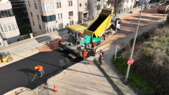 Bursa Büyükşehir Belediyesi, Doğancı ve Nilüfer barajlarıyla birlikte 2060 yılına kadar kentin su ihtiyacını karşılayacak olan Çınarcık Barajı’nın suyunu şehre ulaştıracak hattın imalatında çalışmaları hızla sürdürüyor. İsale hattı çalışması biten yol ve caddelerin asfalt kaplamaları ise tamamlandı.