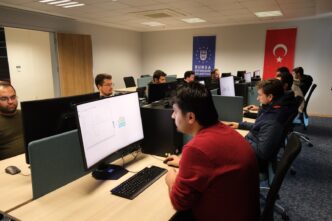 Birleşmiş Milletler Kalkınma Programı (UNDP) ve Türkiye Belediyeler Birliği (TBB) iş birliğinde yürütülen ‘Bugünün Gençleri Geleceğin Meslekleri’ projesi kapsamında Büyükşehir Belediyesi Görükle Gençlik Merkezi’nde ‘Dijital Gençlik Merkezi’ oluşturularak hizmete açıldı.