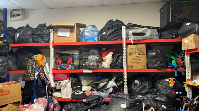 Bursa Büyükşehir Belediyesi iştiraklerinden Burulaş; Bursaray vagonlarında, belediye otobüslerinde ve BUDO deniz otobüslerinde unutulan eşyaları Osmangazi Metro İstasyonu'nda bulunan Kayıp Eşya Bürosu'nda saklıyor. Depoda muhafaza edilen malzemeler, başvuru yapan sahiplerine yetkililer tarafından teslim ediliyor.