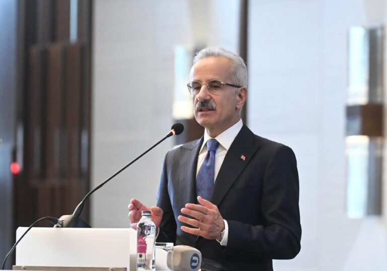 Ulaştırma ve Altyapı Bakanı Abdulkadir Uraloğlu, ulaşım sektöründe eşitlikçi ve kapsayıcı bir çalışma ortamı oluşturacaklarını ifade etti. Bakan Uraloğlu, Türkiye Raylı Lojistik İyileştirme Projesi kapsamında kadınlara yönelik staj programları geliştirdiklerini belirterek “Yaklaşık 200 kadın öğrenciye staj imkânı sağladık.” dedi. Uraloğlu, denizcilik bölümlerinde okuyan kadın öğrenciler için de 148 staj fırsatı sunduklarını kaydetti.