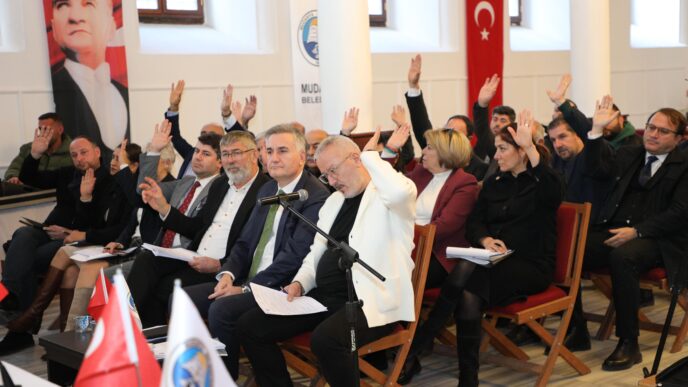 Mudanya Belediyesi Meclisi yeni yılın ilk toplantısında Güzelyalı Kapalı Pazar Yeri’ne Mudanya’ya yıllarca hizmet eden esnafın efsane başkanı Emir Ali Usta’nın isminin verilmesini oybirliğiyle kabul etti.