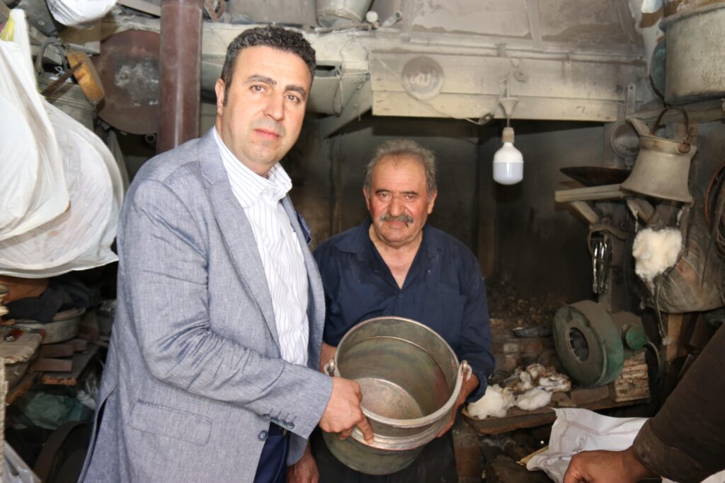 Sivas Esnaf ve Sanatkarlar Odaları Birliği Başkanı Hakan Demirgil , asgari ücretin artışı ile birlikte bağkur primlerinin ve giderlerin de arttığını ifade etti.